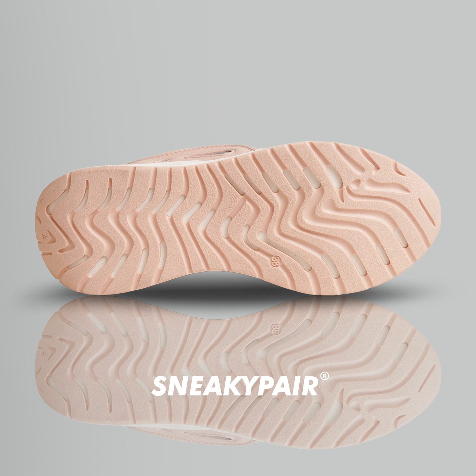 Foto galeri Sneakypair Wind Playful Peach sneakers wanita